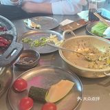 包括自助生菜和水果～这个价格还可以，蘸料都尝了下