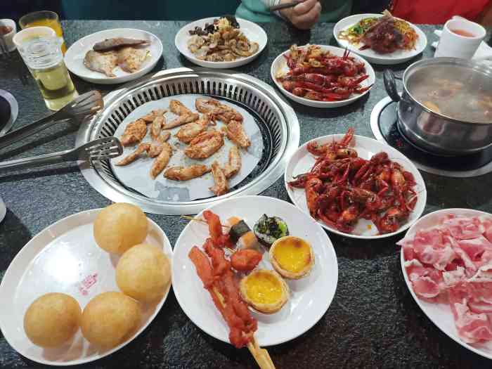 汉釜宫海鲜烤肉自助餐厅(万达广场店)-"吃饭的时候一直有服务员过来说