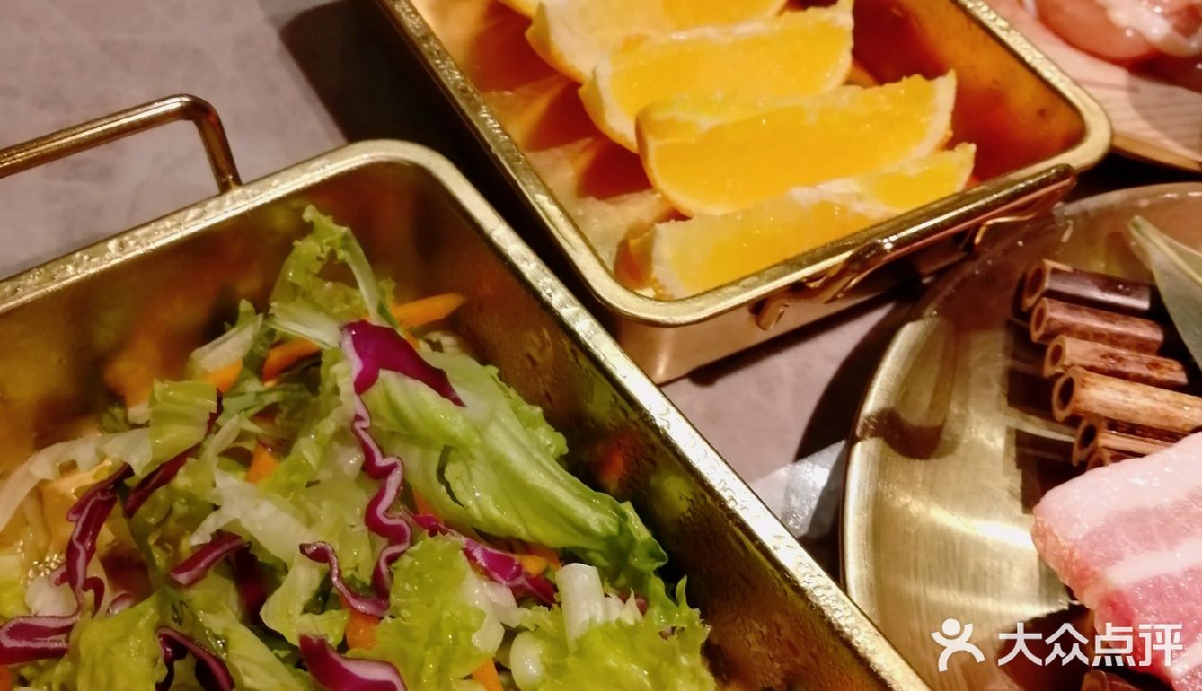 在韩国街，吃上一顿地道的韩日烤肉！