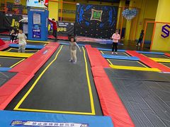 -爱蹦iBOON蹦床运动馆(江汉店)