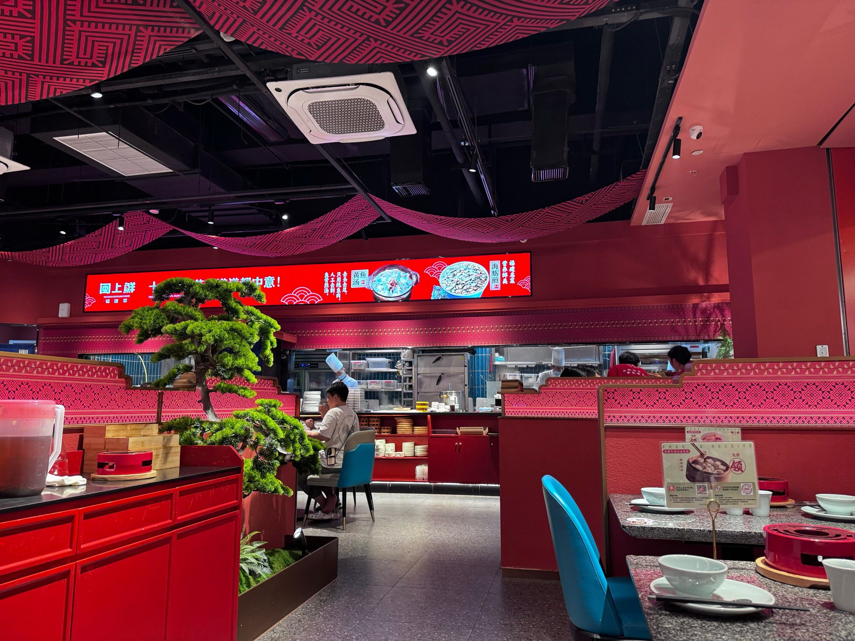 环境干净卫生,菜品新鲜,服务也很好,非常