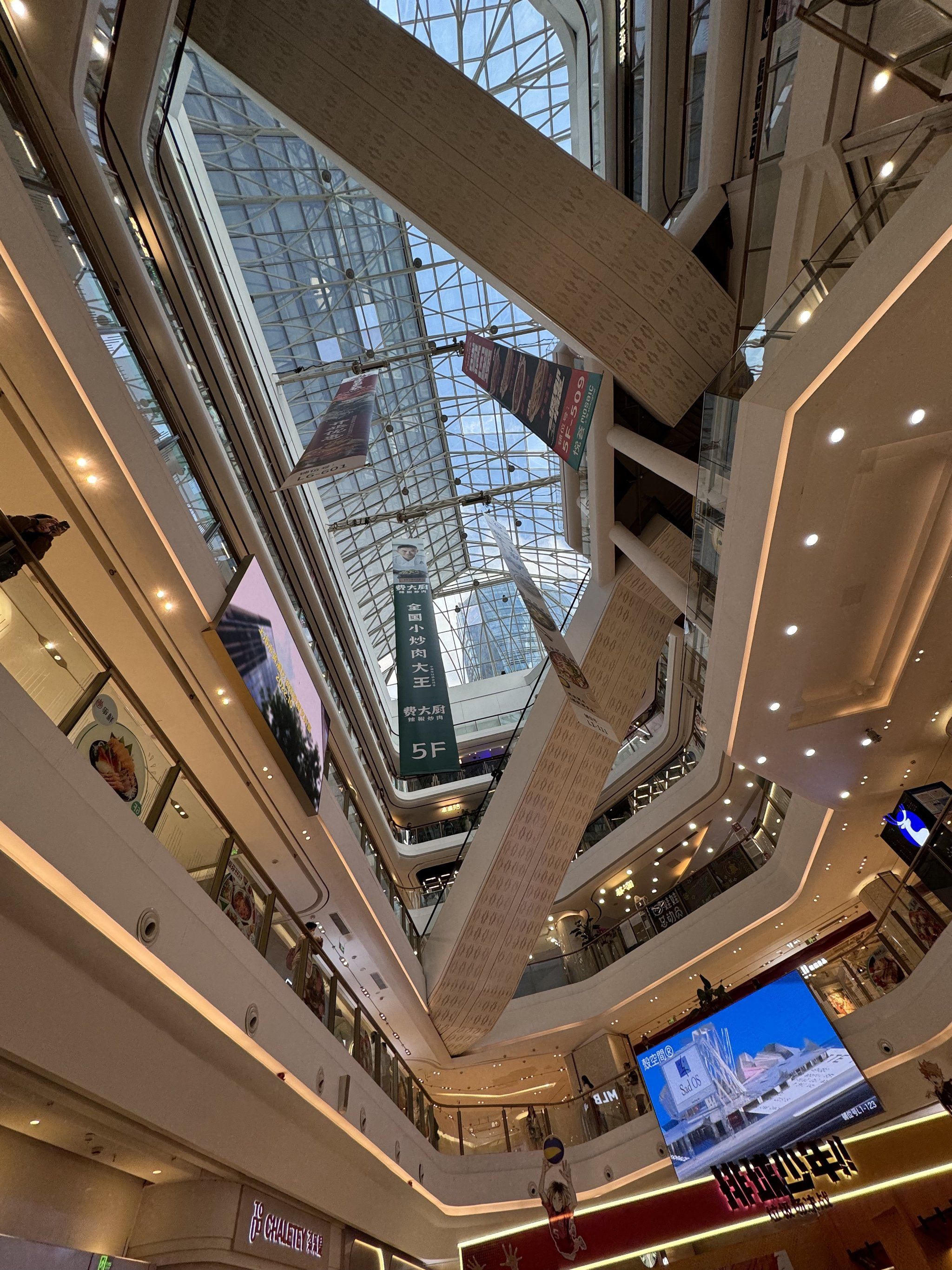 宏伊广场在南京路很老了,里面店面换了几波