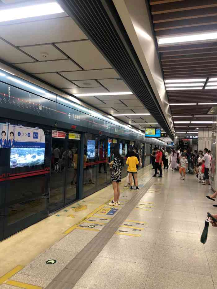 三爻(地铁站)-"很多人都觉得"穿工装的女孩子不像女孩子".