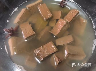 1.把血豆腐切块，锅中做水，放入香叶、大料、盐