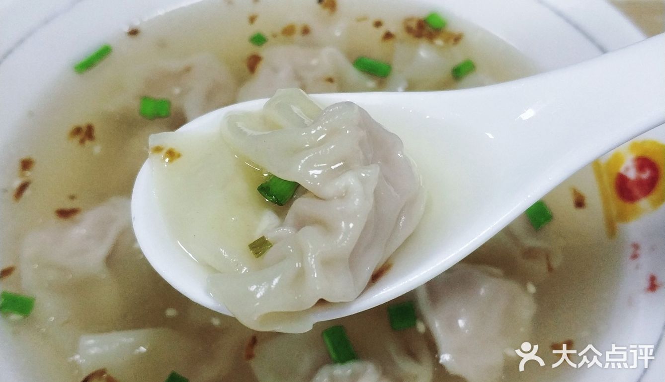 最后还是选择了下楼吃沙县小吃。点了一份扁肉和一份炒面