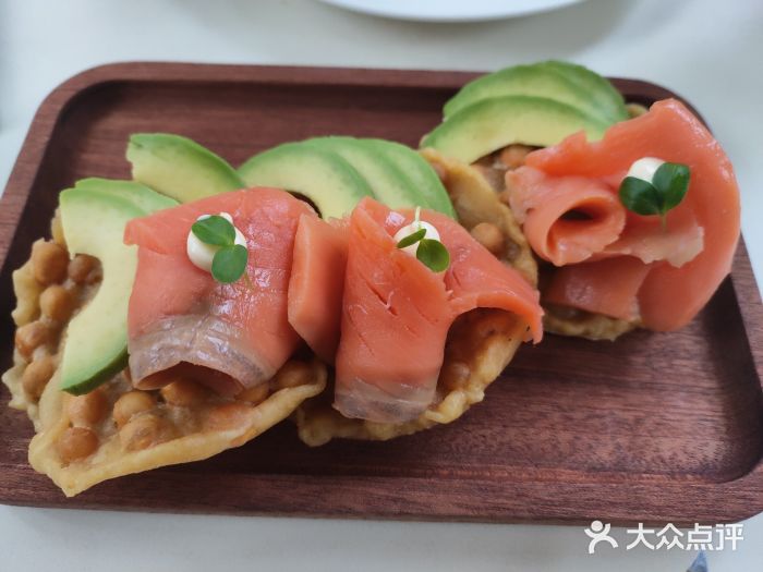 烟熏三文鱼牛油果tapas