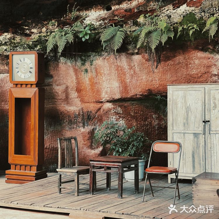 等车途中的乡村风咖啡馆-田也