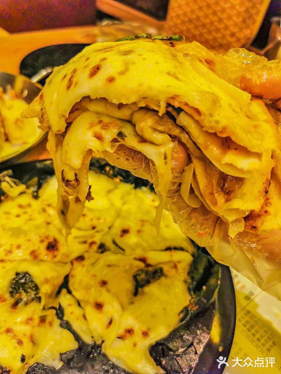 能拉丝的芝士瀑布披萨‼️ 黑金饼底的‼️ 没吃过的小伙伴们快冲～