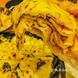 能拉丝的芝士瀑布披萨‼️ 黑金饼底的‼️ 没吃过的小伙伴们快冲～