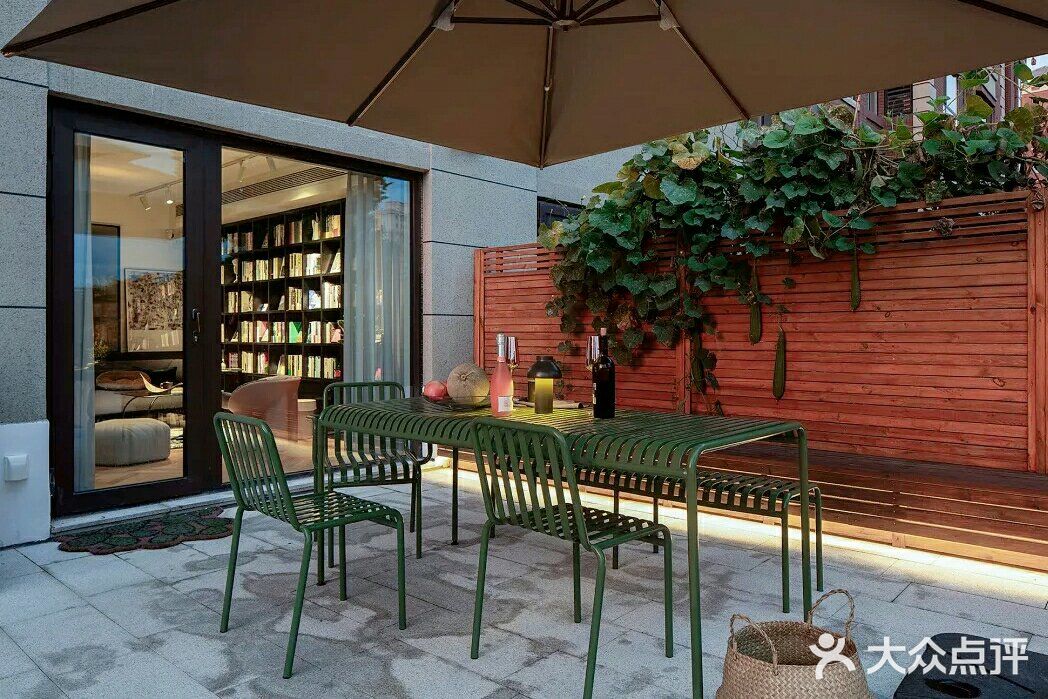 在庭院里摆放上餐桌椅，种上一些植物