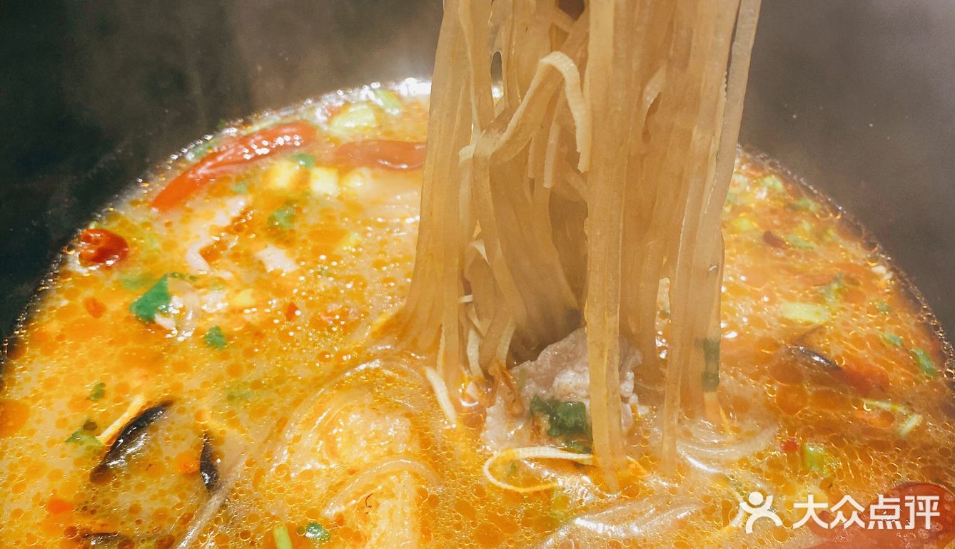 牛汤哥吃面也喝汤[调皮]