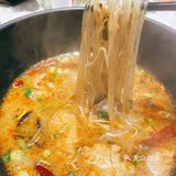 牛汤哥吃面也喝汤[调皮]