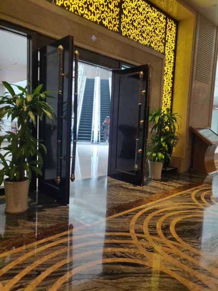 朱国凡良子足浴-"选的套餐虽不是高级技师,但按摩到位服务热.