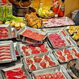 听朋友介绍五角场新开了一家铜炉火锅自助。羊肉串