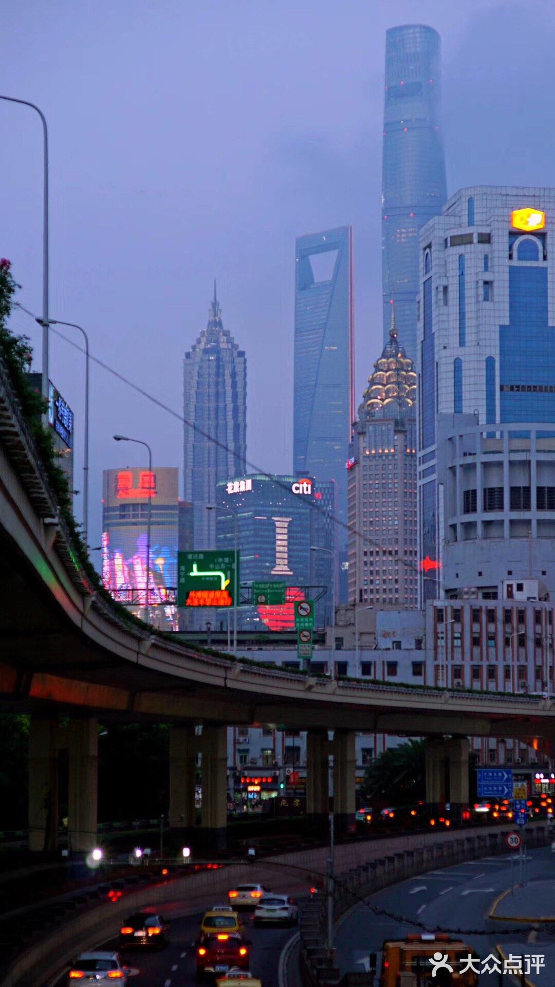 夜晚的时候它也是热闹非凡  深夜也有寂静