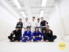 -菠萝格斗巴西柔术训练馆