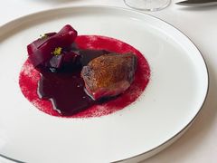 法国乳鸽伴红菜头配车厘子汁-Caprice(香港四季酒店)