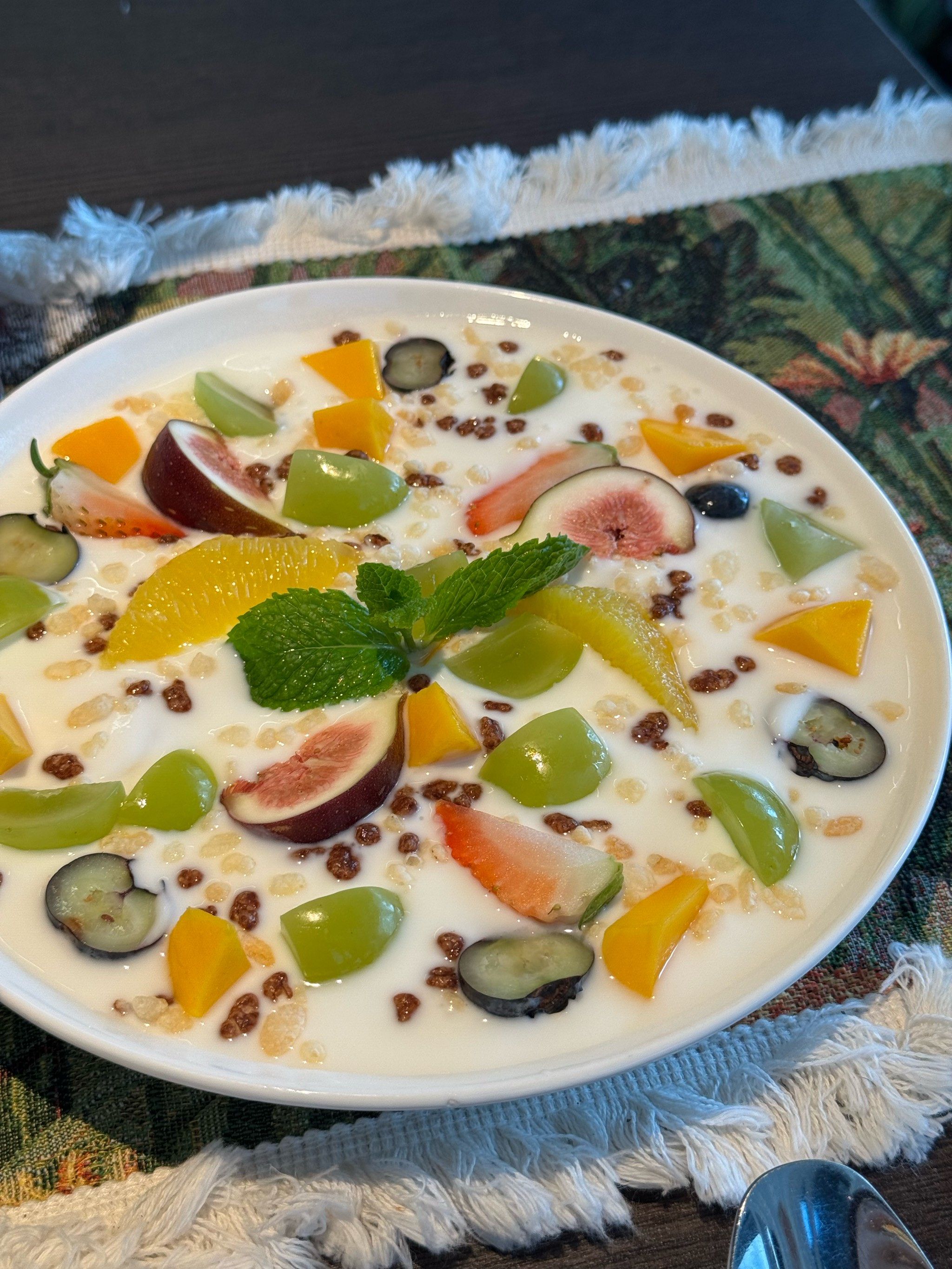 午间水果酸奶盘!