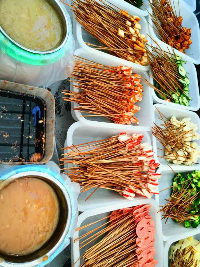 义井九号沾串-"这家串串是进集贸市场第一家,也是最大的一.