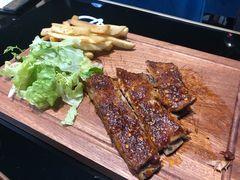 香烤肋排配梅子酱-鼎鼎西餐厅
