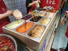 自助取餐区-三兄弟高炉烧饼