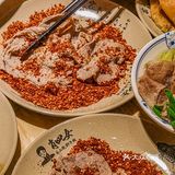 排队王来双子塔了👑跷脚牛肉只要💰1r