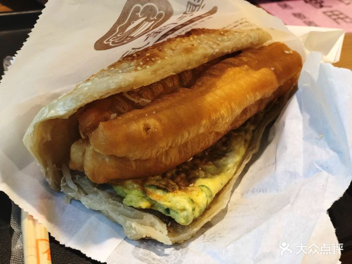 烧饼夹蛋饼油条