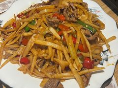 酸笋炒牛肉-牛八宝桂林米粉(八里庄店)