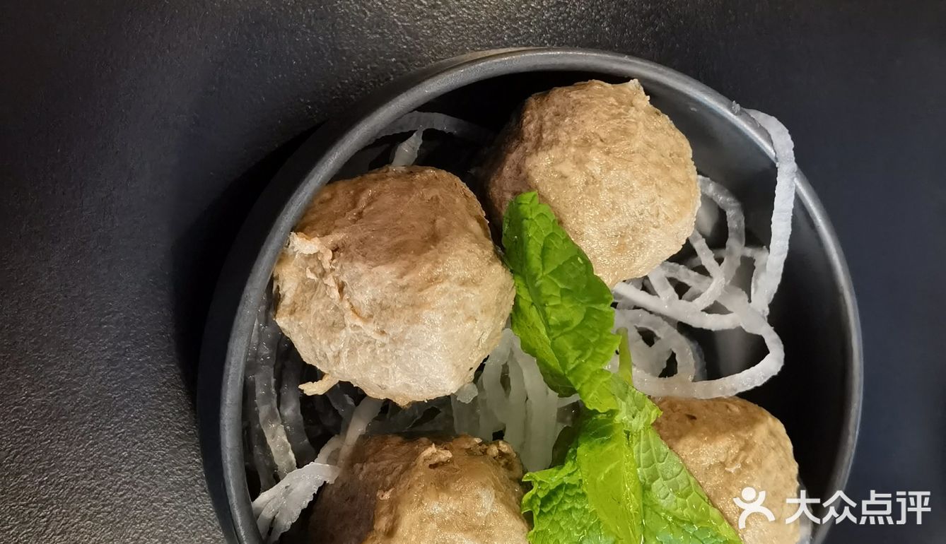来到协信星光里的小公牛牛肉火锅店,首先被盆栽多肉而吸