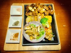 铁板黑椒雪花牛里脊配黄油煎时蔬-鳗鱼家·深夜食堂(军博店)