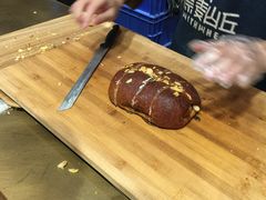 工作人员切面包-原麦山丘(五棵松华熙店)