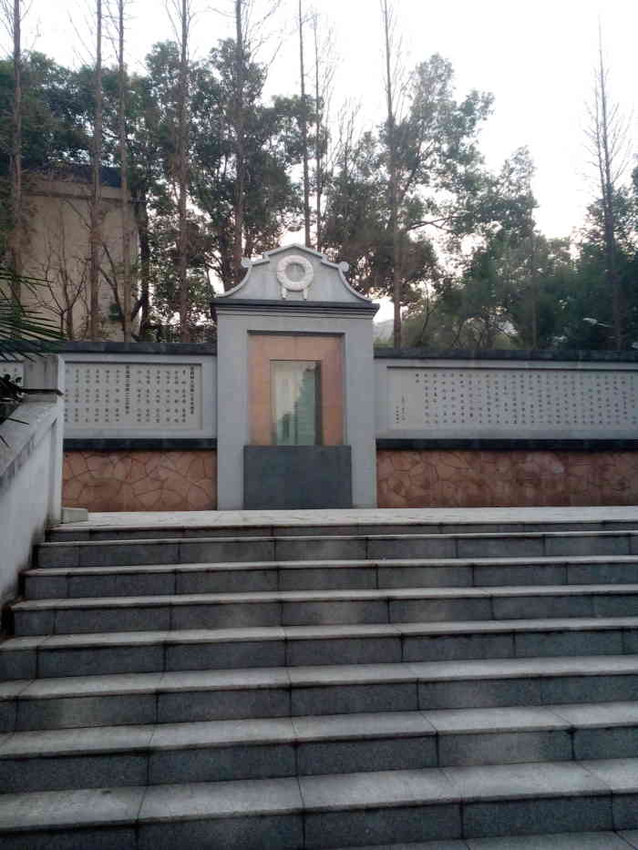 小时候从街道口过总能看到一个纪念碑在里面但是一直不知道究竟是什么