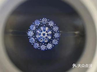 今天出来挑婚戒，因为比较喜欢显钻的款式，看过了周大福