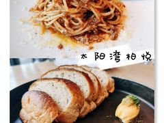 铁盘上的餐前面包-柏悦酒店-沁园牛排海鲜西餐厅