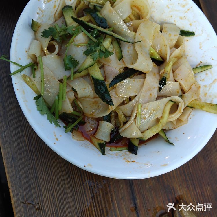 夏天了。桌子都摆在外面了