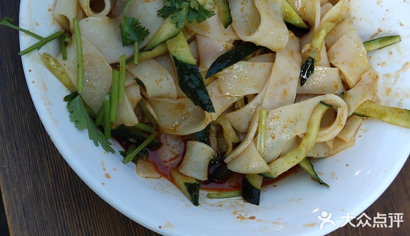 夏天了。桌子都摆在外面了