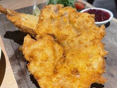 维也纳炸猪排配洋葱炒薯-LENBACH兰巴赫西餐啤酒坊(大连东港店)