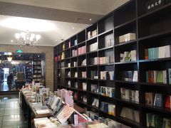 -钟书阁(松江泰晤士小镇店)