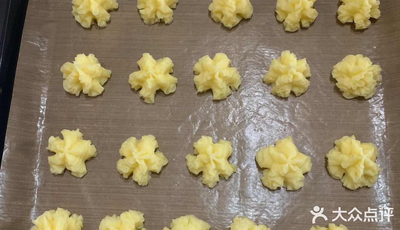 食材:土豆1个 蛋黄1个