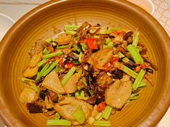 -阿瓦山寨·湘菜现炒·剁椒鱼头王(咸阳总店)