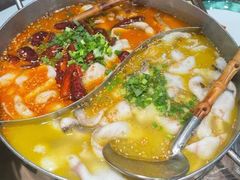 金牌酸菜鱼清汤拼红汤-老屋印象川菜(世纪东方店)
