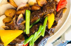 Stewed Beef Short Ribs with Scallions in Stone Pot