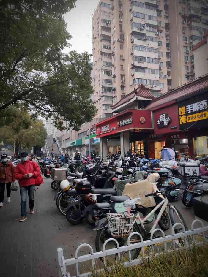 共康路(地铁站)-"轨道交通共康路站,实际上是一个轻轨站,只.