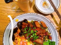 酸菜卤肉饭配竹蔗水-牛楠楠·香港牛腩茶餐厅(永旺店)