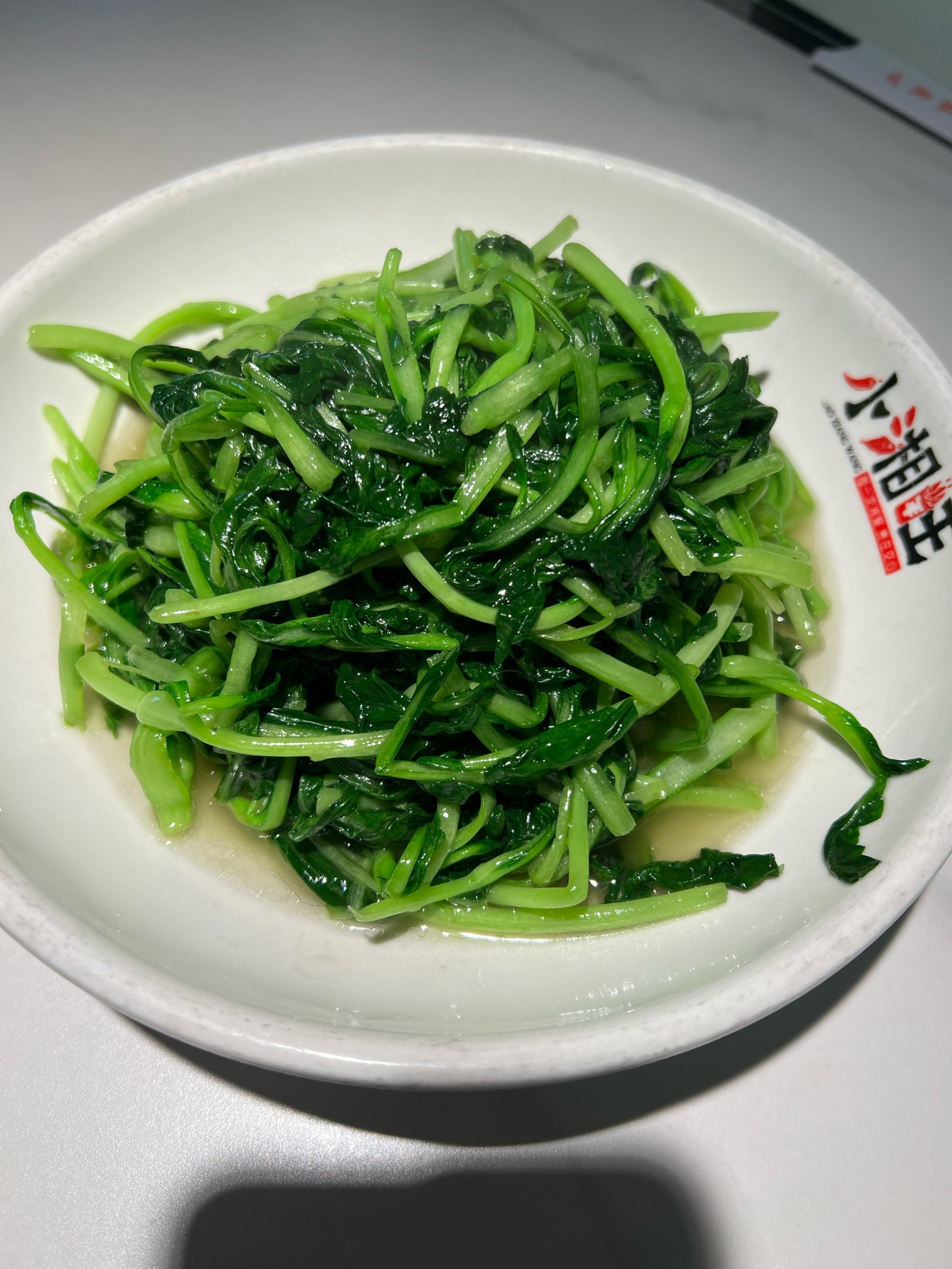 点了香辣鱿鱼须和清炒鸡毛菜,味道很好,分
