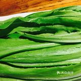我们主要吃的是黑龙鱼蒜香口味，加了几个菜
