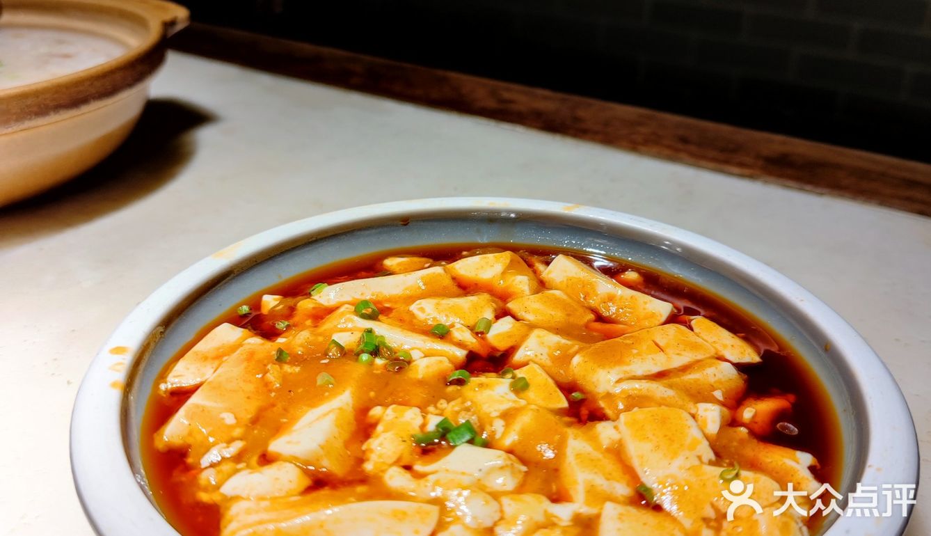 适合家庭小聚的小馆子，二楼环境更好。