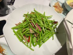 春芦蒿炒恩施烟熏土腊肉-卯时·精致锡帮菜(惠山古镇店)