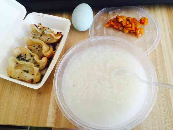 打分 一直叫这家外卖,锅贴好吃,就是汤汁不足