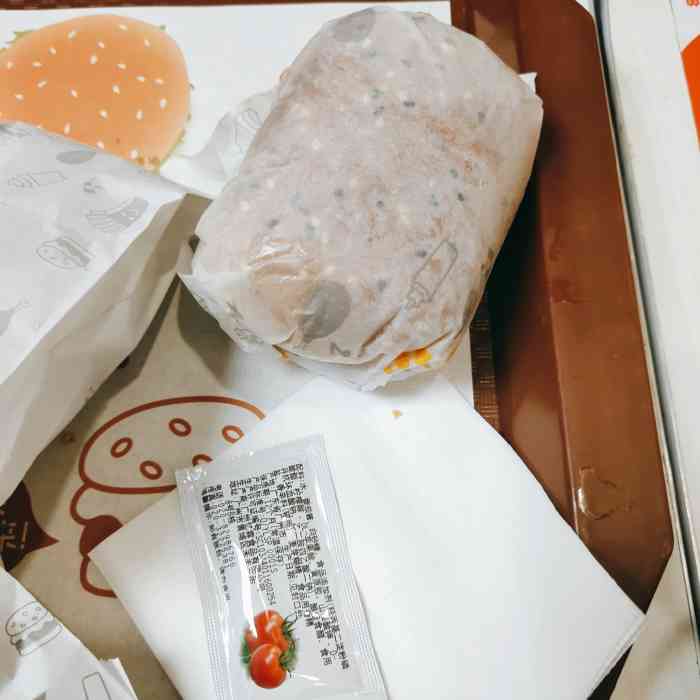 喜欢吃辣所以点了双层鸡排堡听说华莱士用的鸡和肯德基的白羽鸡肯德基